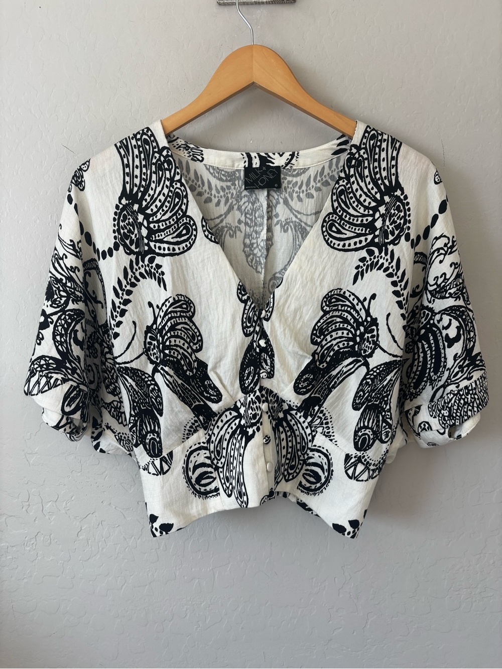 Milk & Honey Black & White Printed V-Neck Crop Blouse